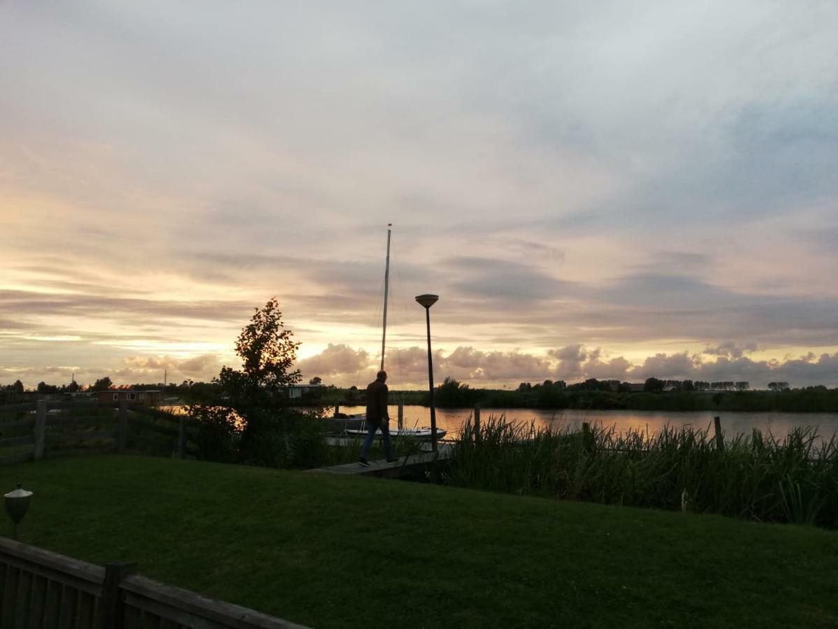 Waterchalet Number 6 Recreationpark Yn'E Lijte Grou Met Ligplaats Boot Vila Exterior foto